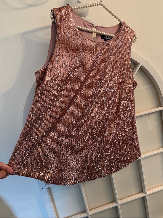 Dkny Tops - DKNY Rose Gold Sequin Blouse top Women’s Large with keyhole in the back. Shimmer